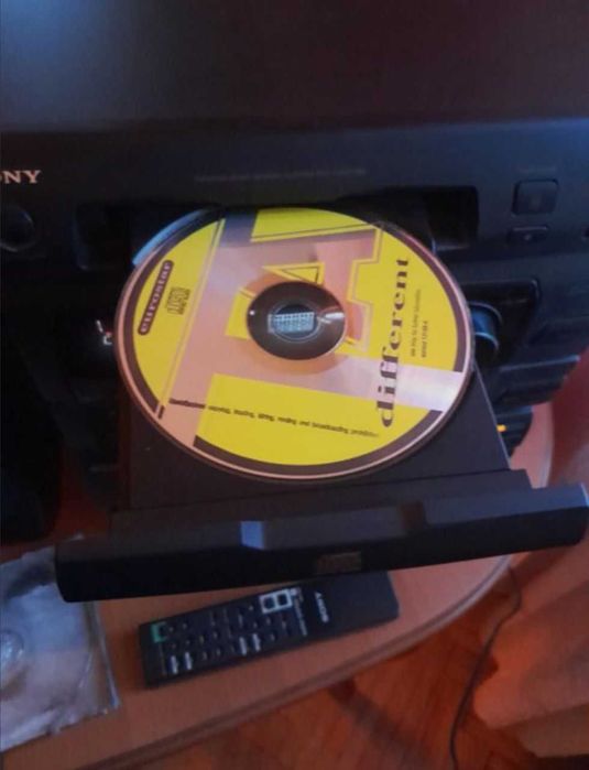 Muzikalniy sentr Sony mhs 701