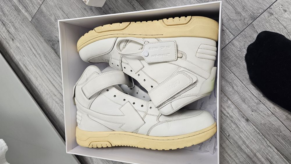Out off white mid top lea