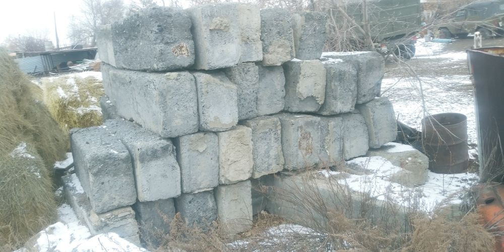 Продам плиты и блоки.