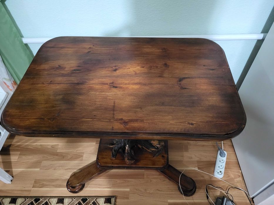 Стол ручной работы из натурального дерева