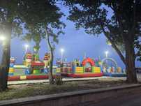 Vand loc de joaca cu 5  piese: 2 trambuline si 3 gonflabile