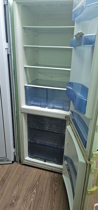 Продавам комбиниран хладилник Горения бял