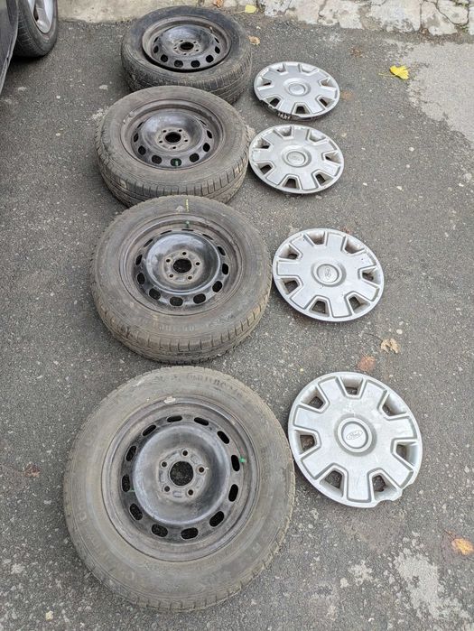 Vând jante tabla Ford Focus 2 pe R15 + cauciucuri iarna Continental.
