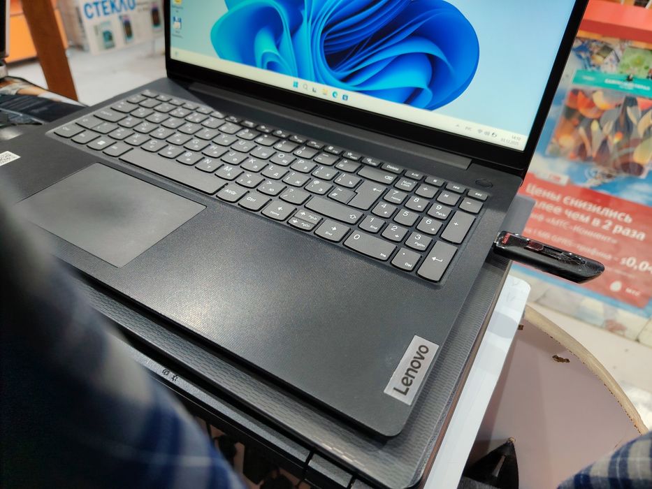 Noutbuk sotiladi Lenovo