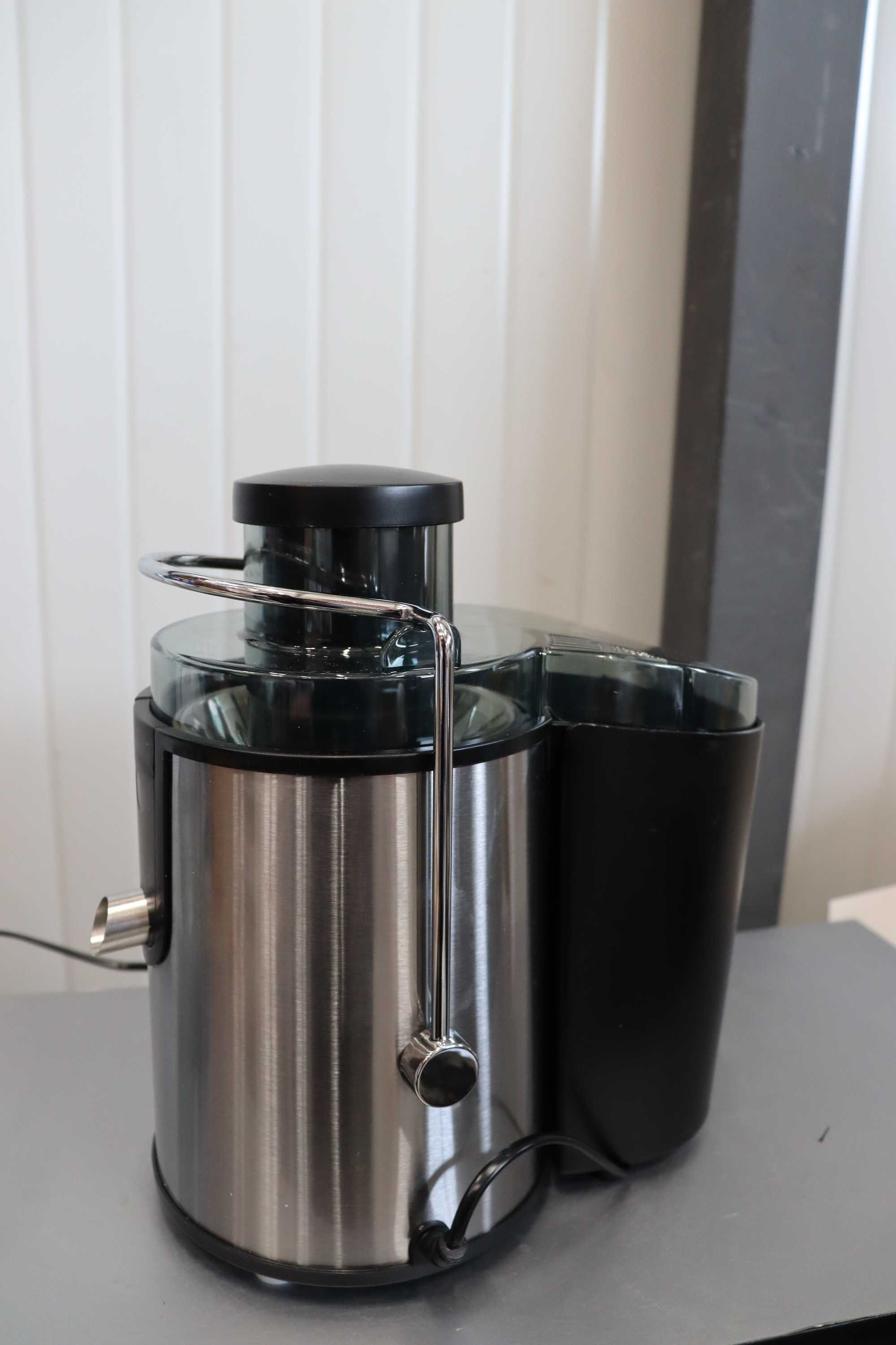 Сокоизстисквачка, с контейнер за сок, 0,500ml, 400W,неръждаема стомана