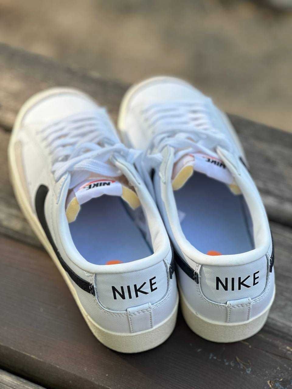 Продам женские кроссовки NIKE