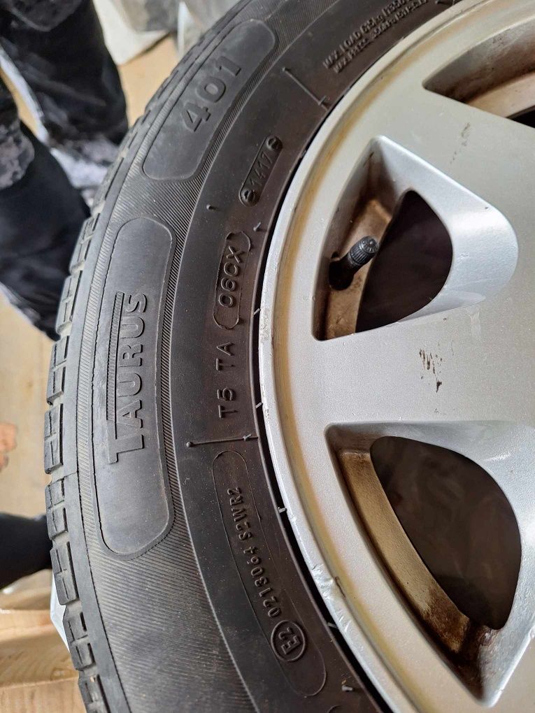 Продавам четири броя алуминиеви джанти с летни гуми 15"