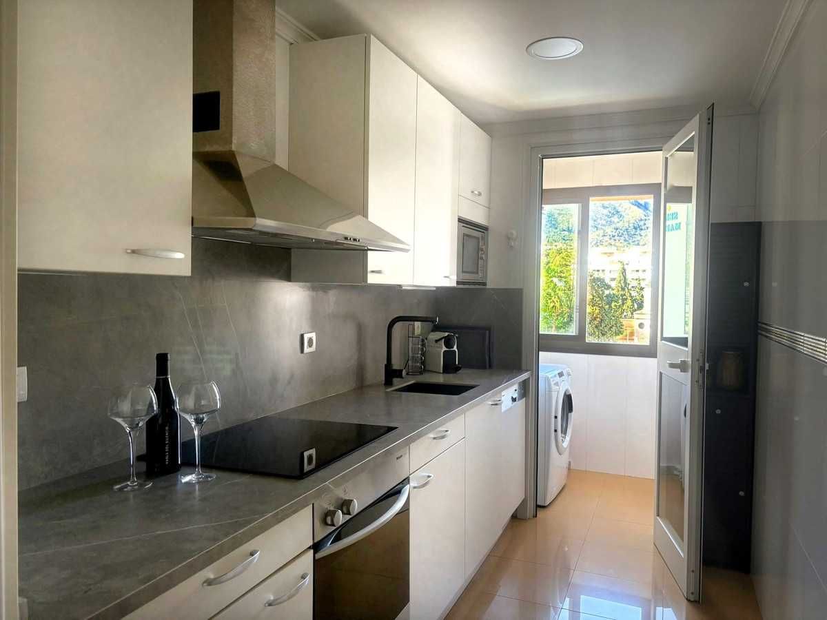 Дава се под наем Двустаен апартамент в София, Център - 55 кв.м за 408 € - Снимка #1