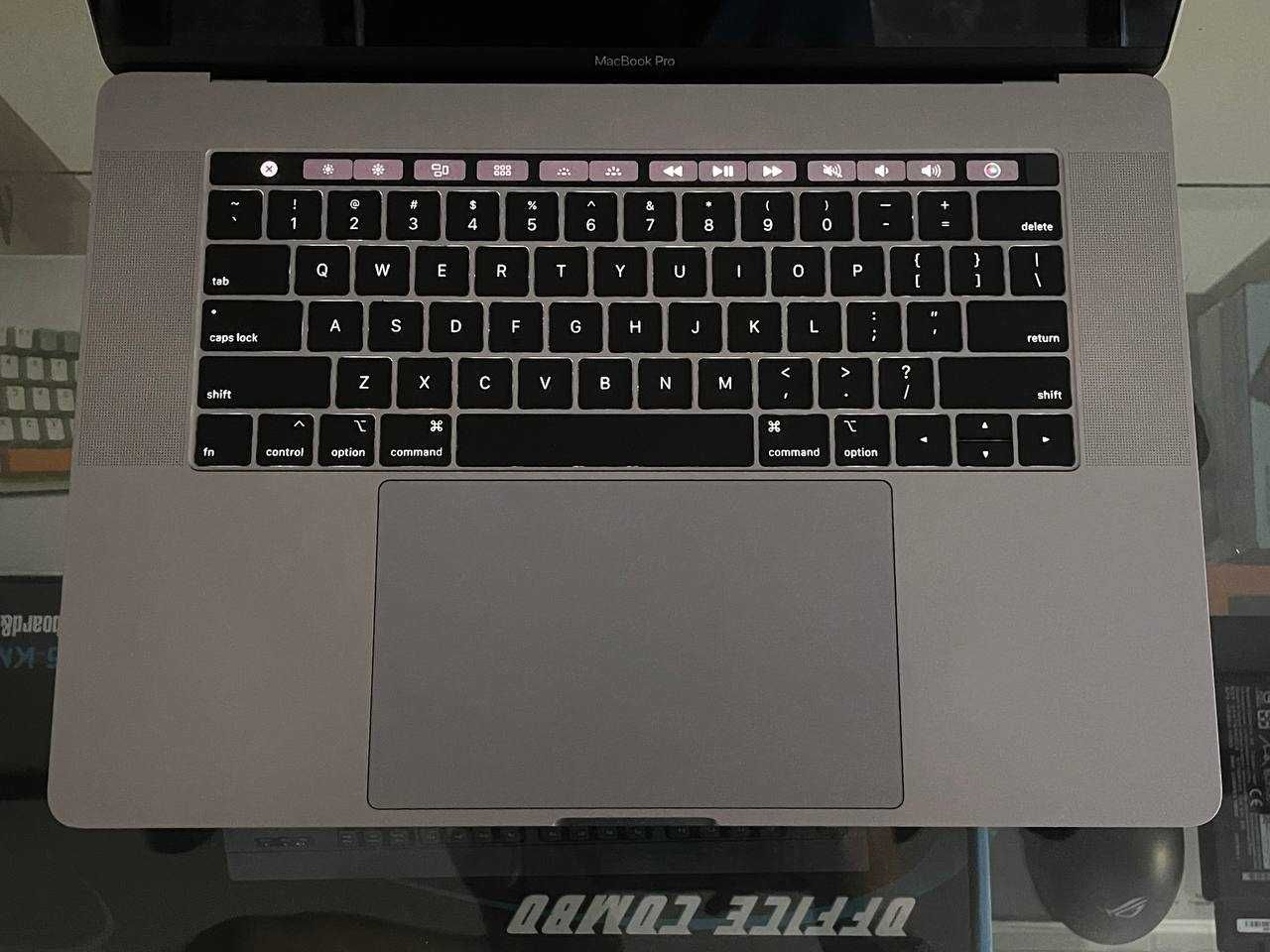 Macbook PRO 15 2019г Core i7-9750H озу16гб 512ssd Radeon Pro 555X 4гб