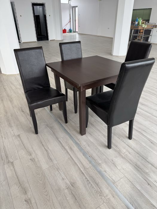 Masă si scaun restaurant impecabile.