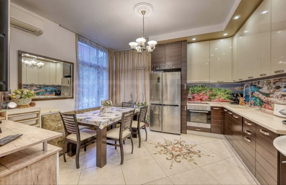 Кухня с всички нужни електро уреди