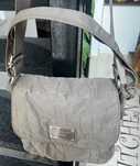 Geanta Marc Jacobs bej, nylon matlasat, incapatoare, excelenta