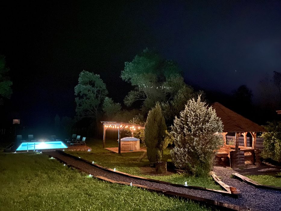 .Cabana de inchiriat,ciubar. Disponibila de Craciun . Revelion ocupata