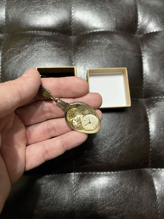 Breloc pentru pasionatii de ceasuri realizat din 4 cadrane