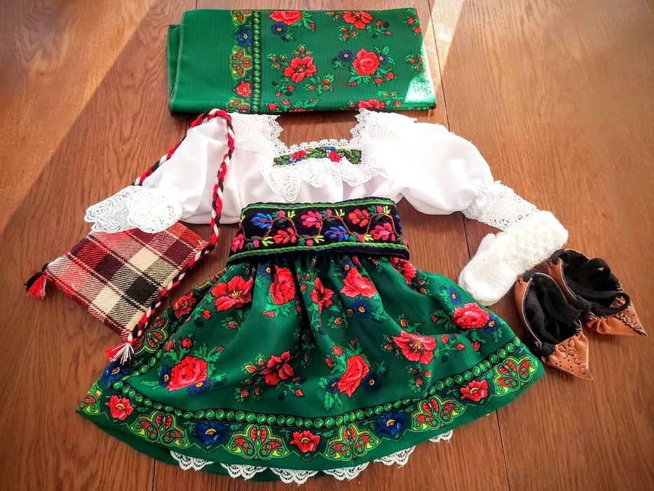 Costum popular pentru fetite de Maramures cu opinci și brau