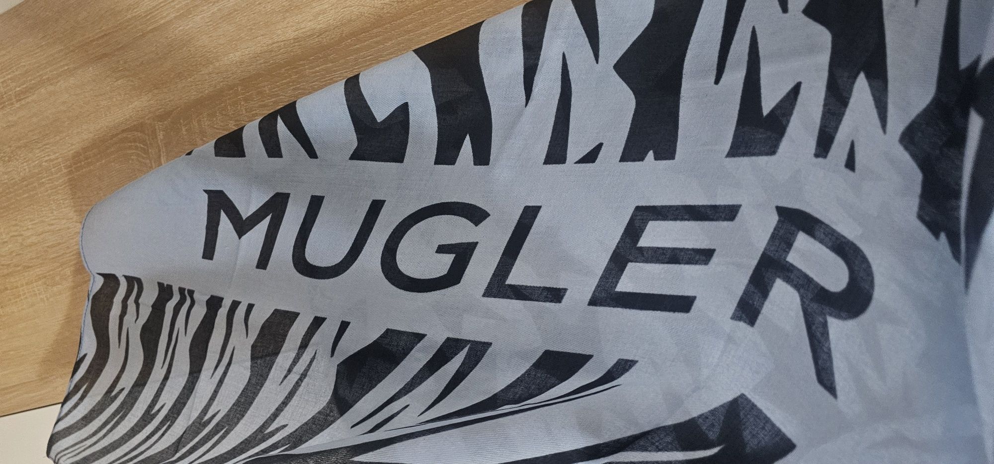 Pareo Thierry Mugler nou în cutie
