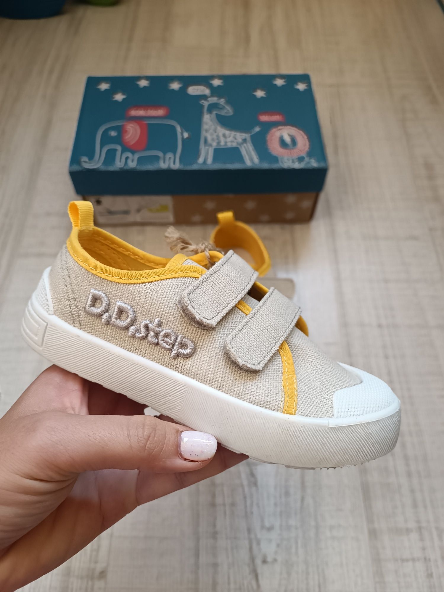 НОВИ текстилни кецове d.d. step, 26 номер