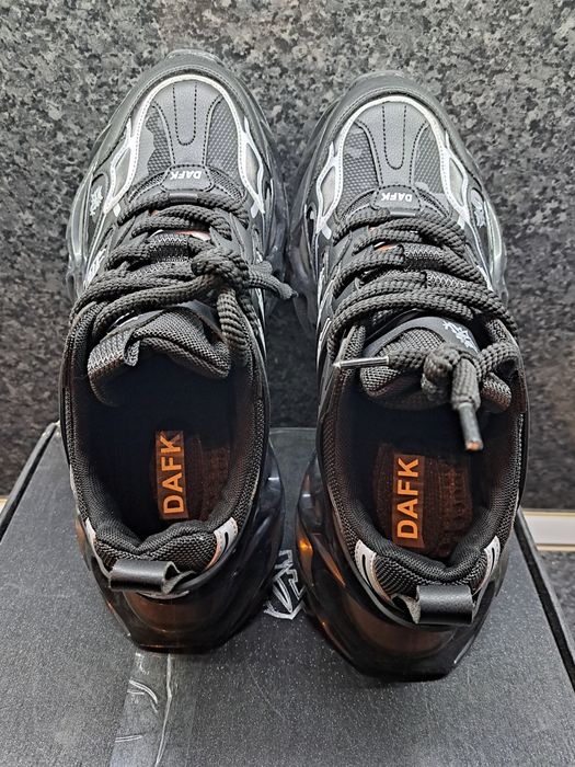 Продавам тези чисто нови мъжки маратонки закупени от Германия оригинал