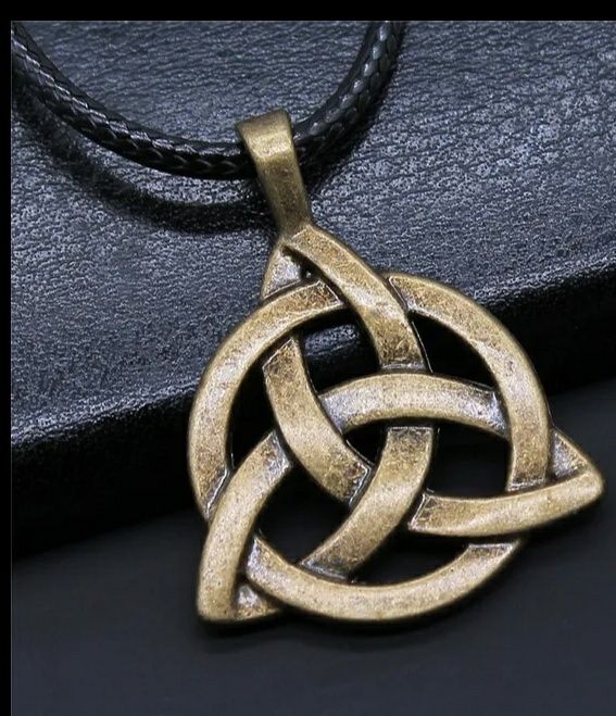 Викингски колиета - Трискела и Валкнът