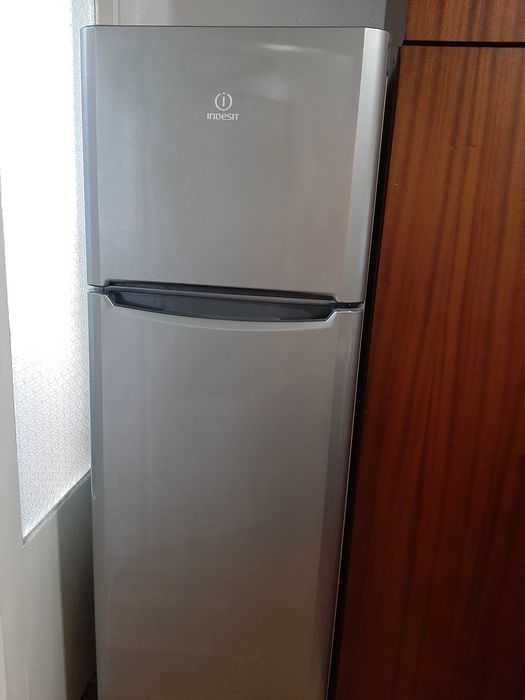 Хладилник с горна камера