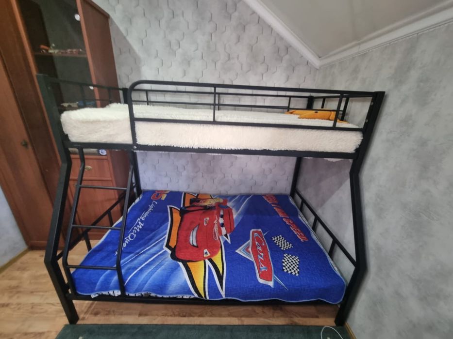 Кровать двух ярусная железная