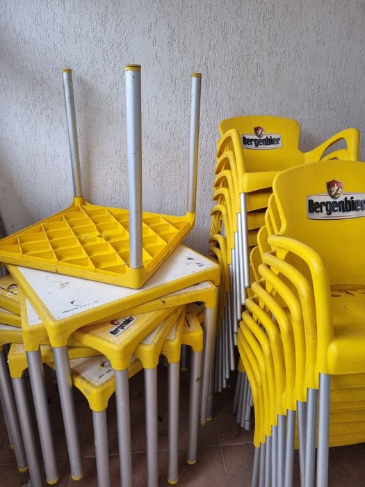 Mese și scaune din plastic