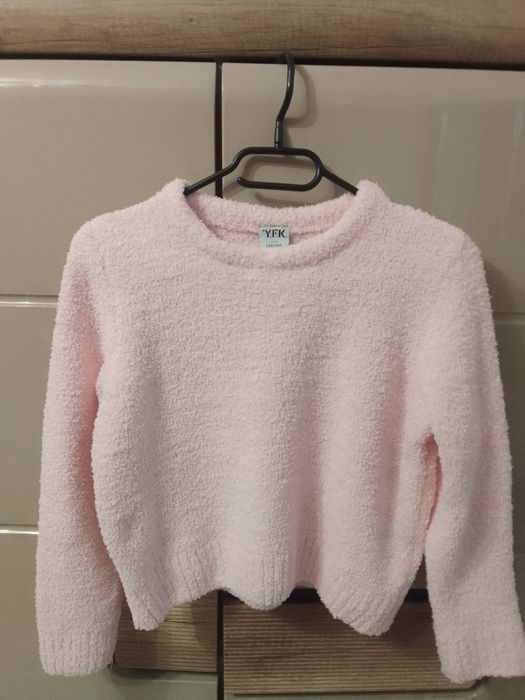 Vand lot pulover masura 134/140 cu cizmulite masura 32