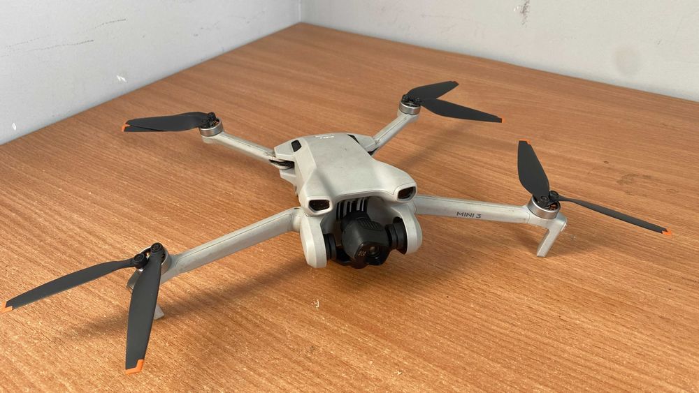 Дрон DJI Mini 3 + DJI RC со встроенным дисплеем