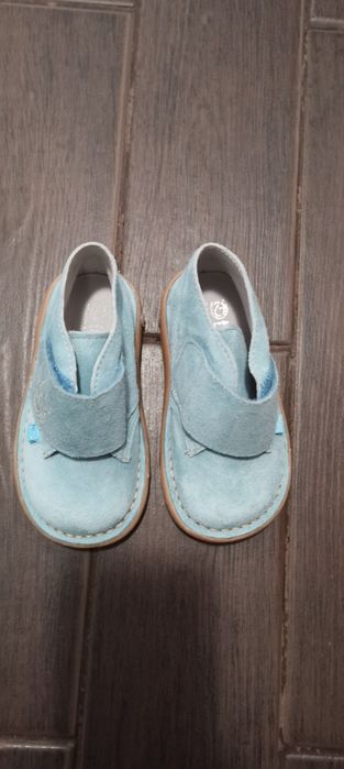 Vând papuci mărimea 22