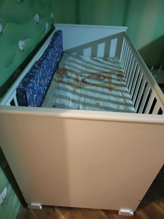 Бяла бебешка кошара