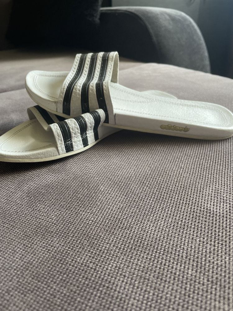 Slapi Adidas numarul 35