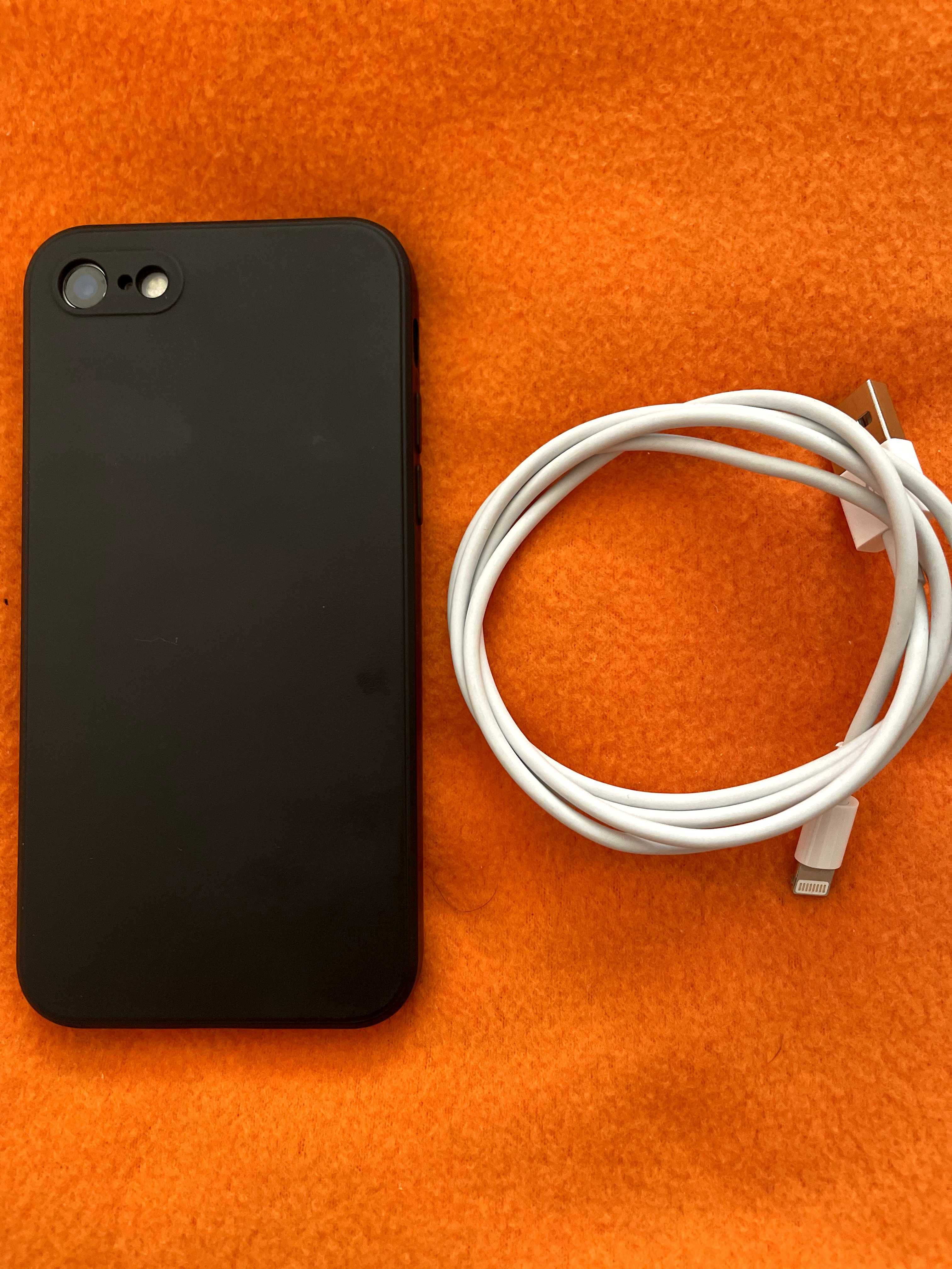 Apple iPhone SE(2020), 64 GB, с пръстов отпечатък в бутона.