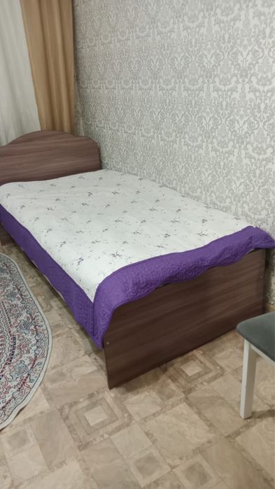 Отдам бесплатно кровать,письм стол,камод и рабочая микроволновка