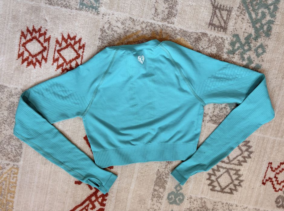 Дамски спортен екип за фитнес и йога.