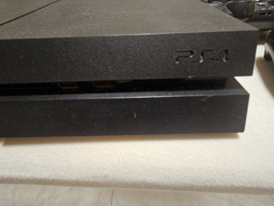 Плейстейшън 4 с 5 джоестика