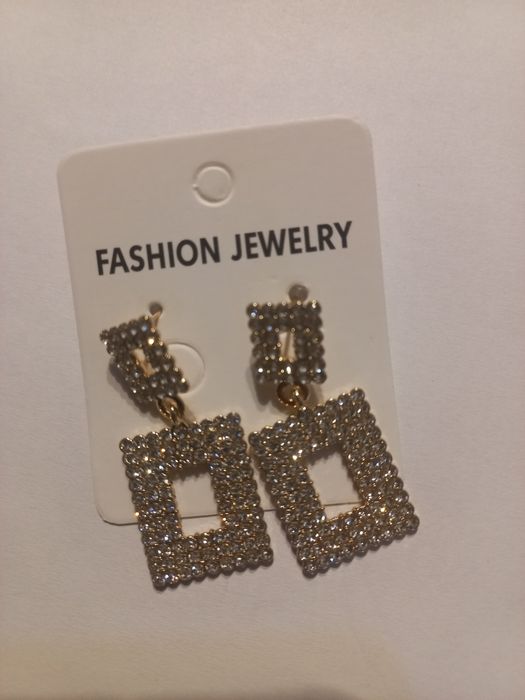 Cercei eleganți și vintage