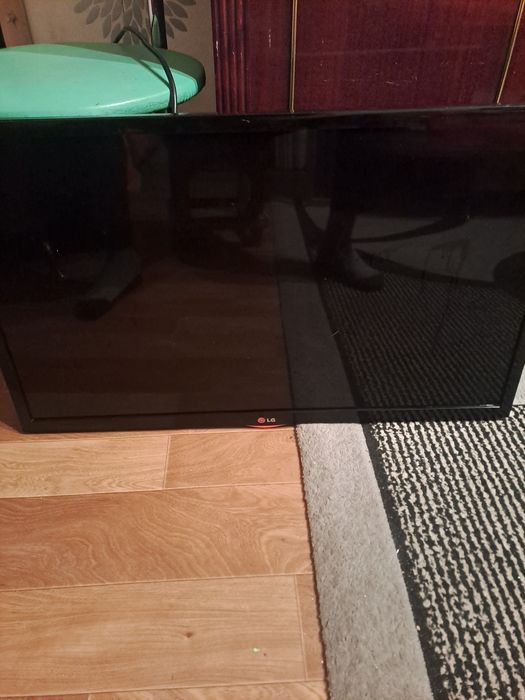 ЖК LG 82 см с кронштейном