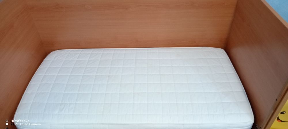 Бебешко легло от масивно дърво