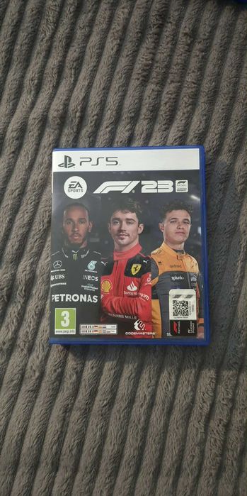 PS5 Standard Edition + 2 контролера + 4 топ игри (перфектно състояние)