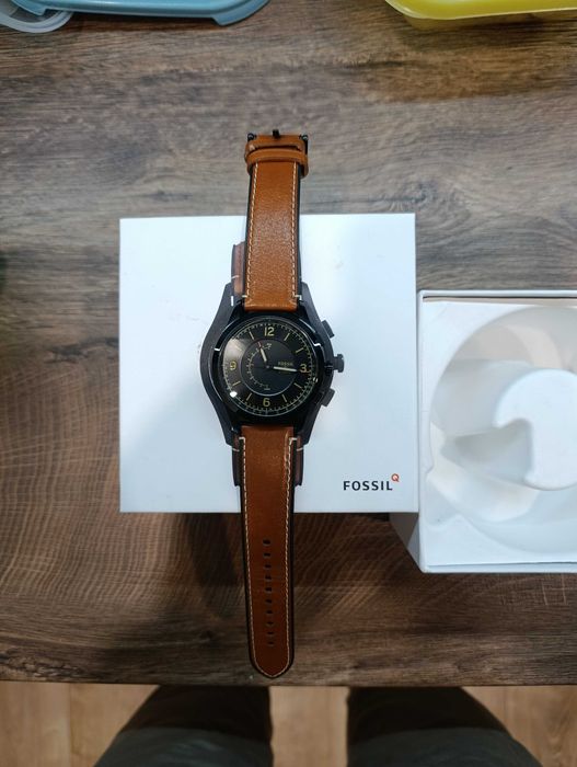 Fossil ръчен часовник Hybrid.
