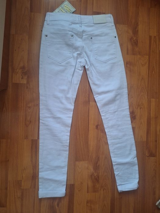 Бели дамски дънки