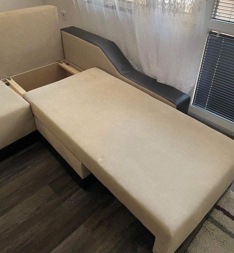 Разтегателен ъглов диван с лежанка