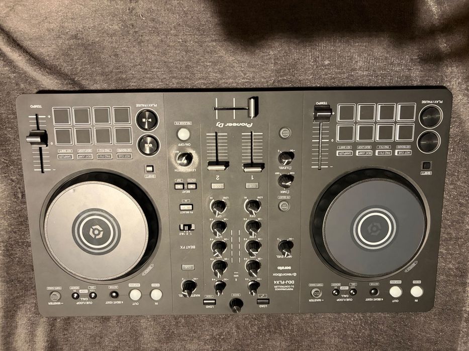 Pioneer DDJ-FLX4 – Mixer DJ aproape nou, folosit foarte puțin