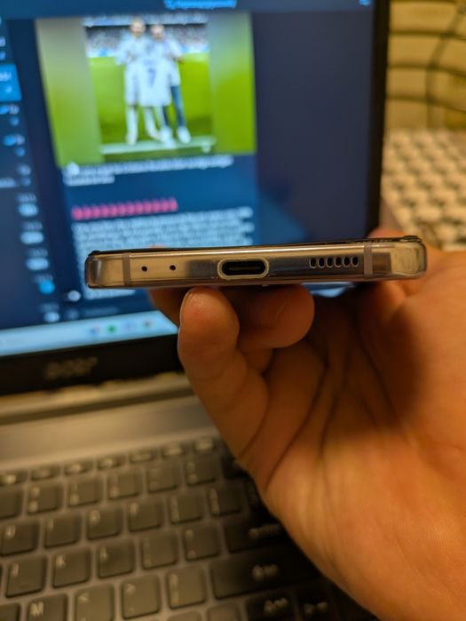 Samsung Galaxy Z Flip4 - среднем состояние 8/128 имей зарегистрирован