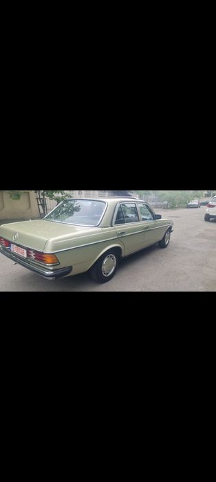 Mercedes Benz w123 vehicul istoric