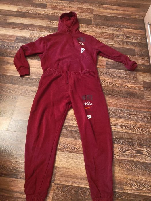 Nike червен екип