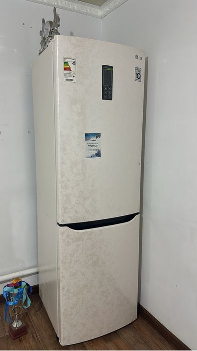 LG Холодильник сатылады состояние почти новый