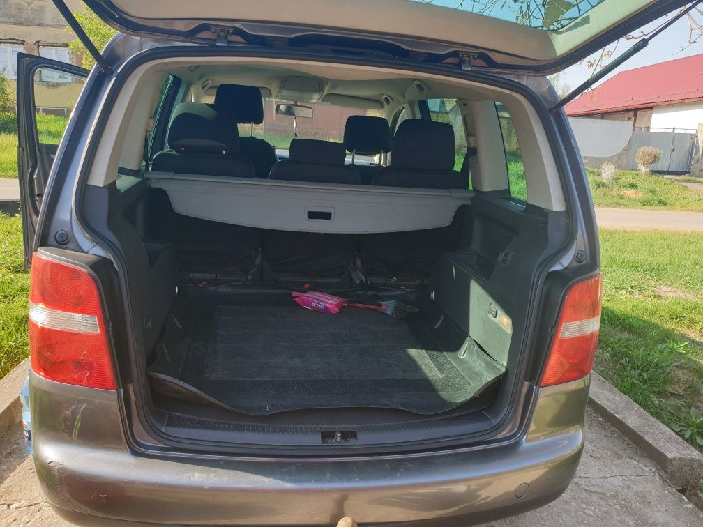 Vând Volkswagen Touran