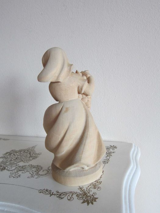 cadou rar Fetita harnica cu struguri handmade lemn 1970 Tirol Alpi