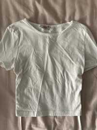 Бяла изчистена тениска с гол гръб